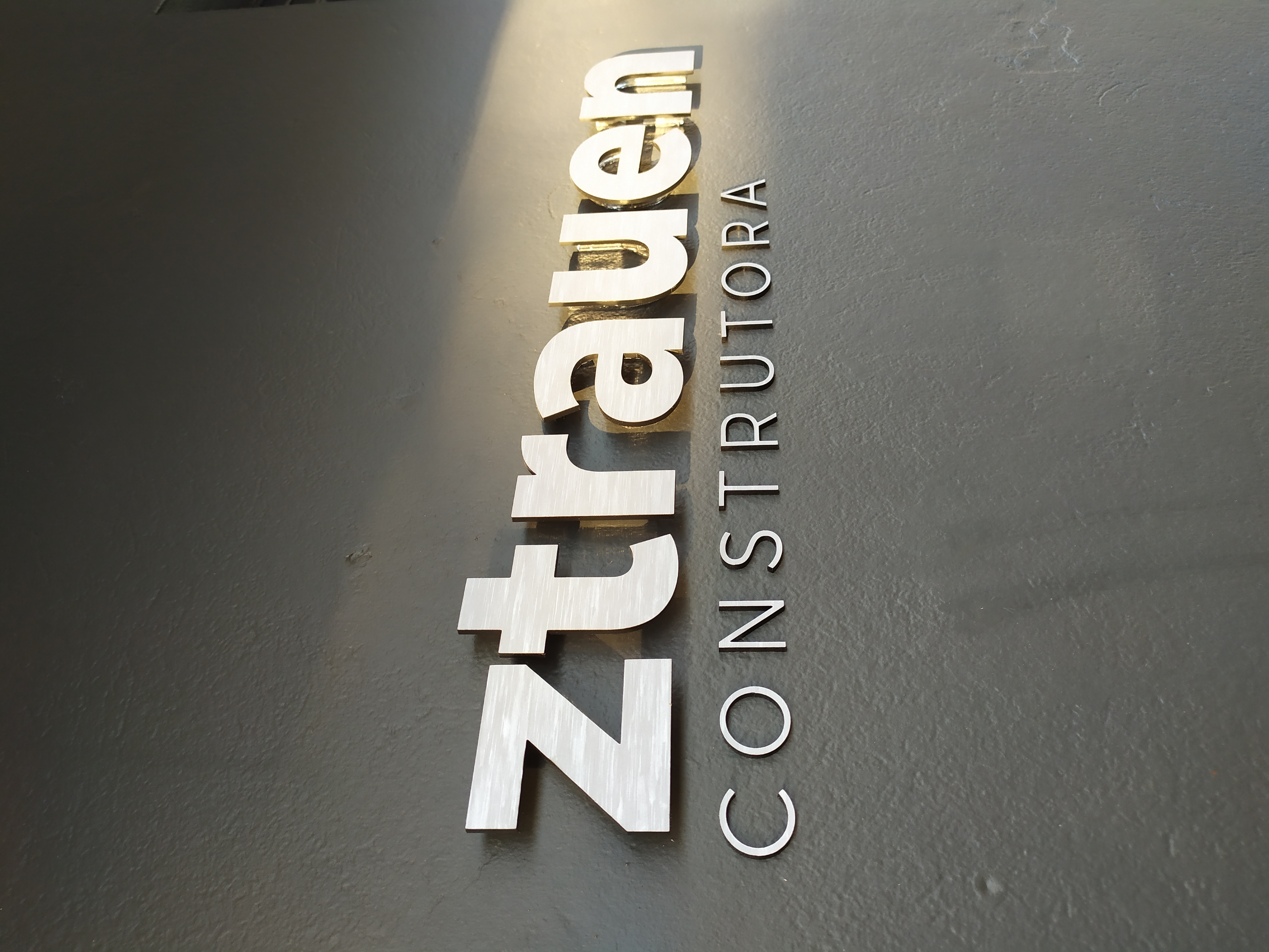 Logo na fachada da sede